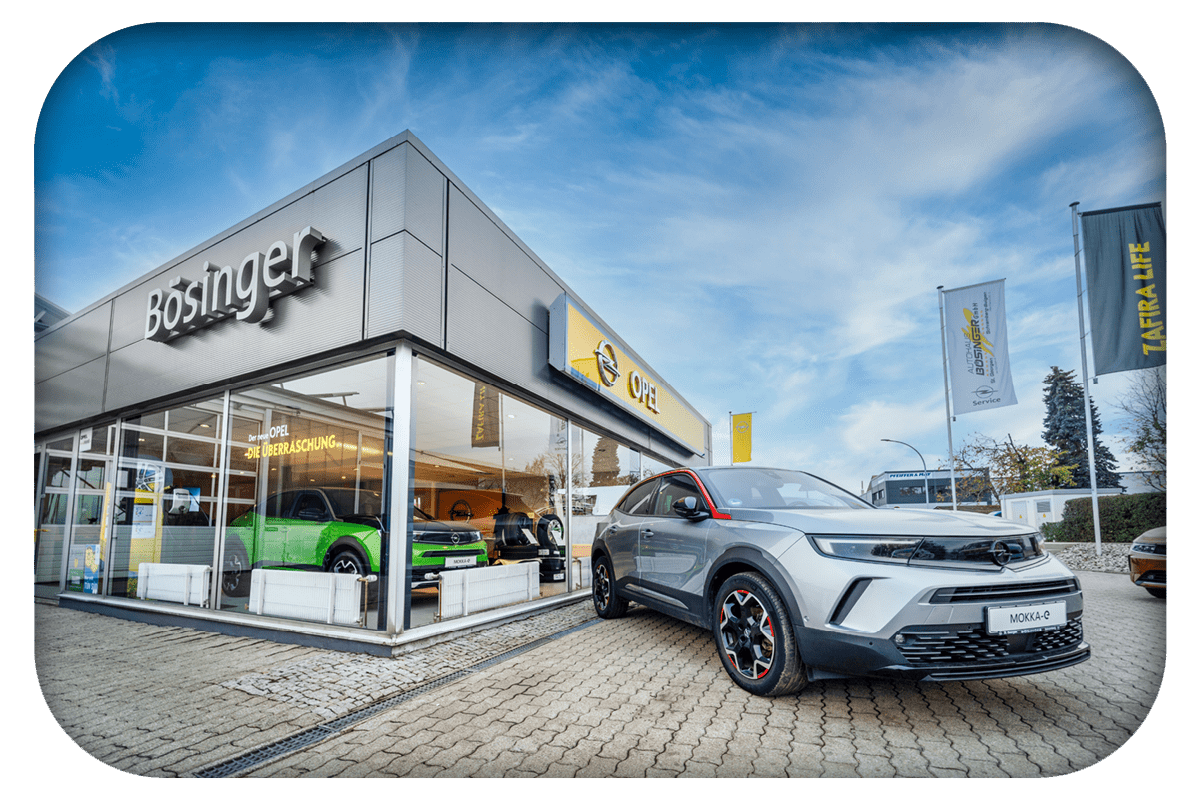 grauer Opel vor dem Bösinger Autohaus