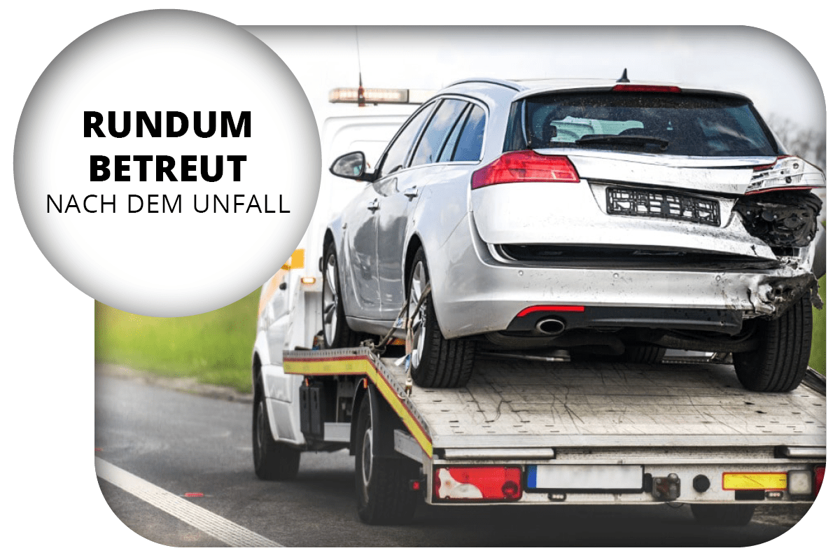 zu sehen ist ein Abschleppwagen von hinten mit einem kaputten Auto