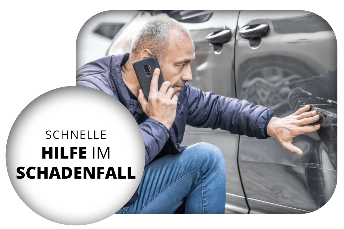 zu sehen ist ein Mann, der seinen Kratzer am Auto betrachtet